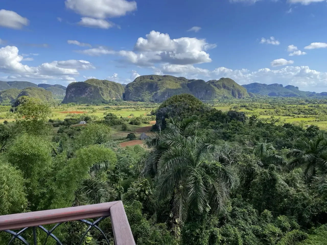 losjazmines-exterior-view-front-valley