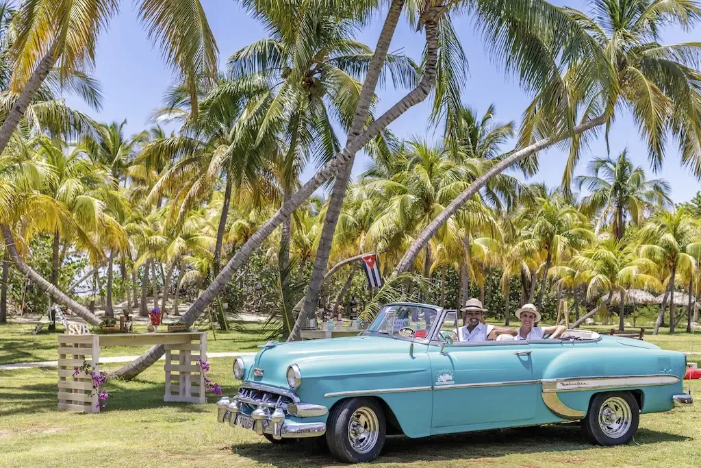 sol-varaderobeach-classic-car
